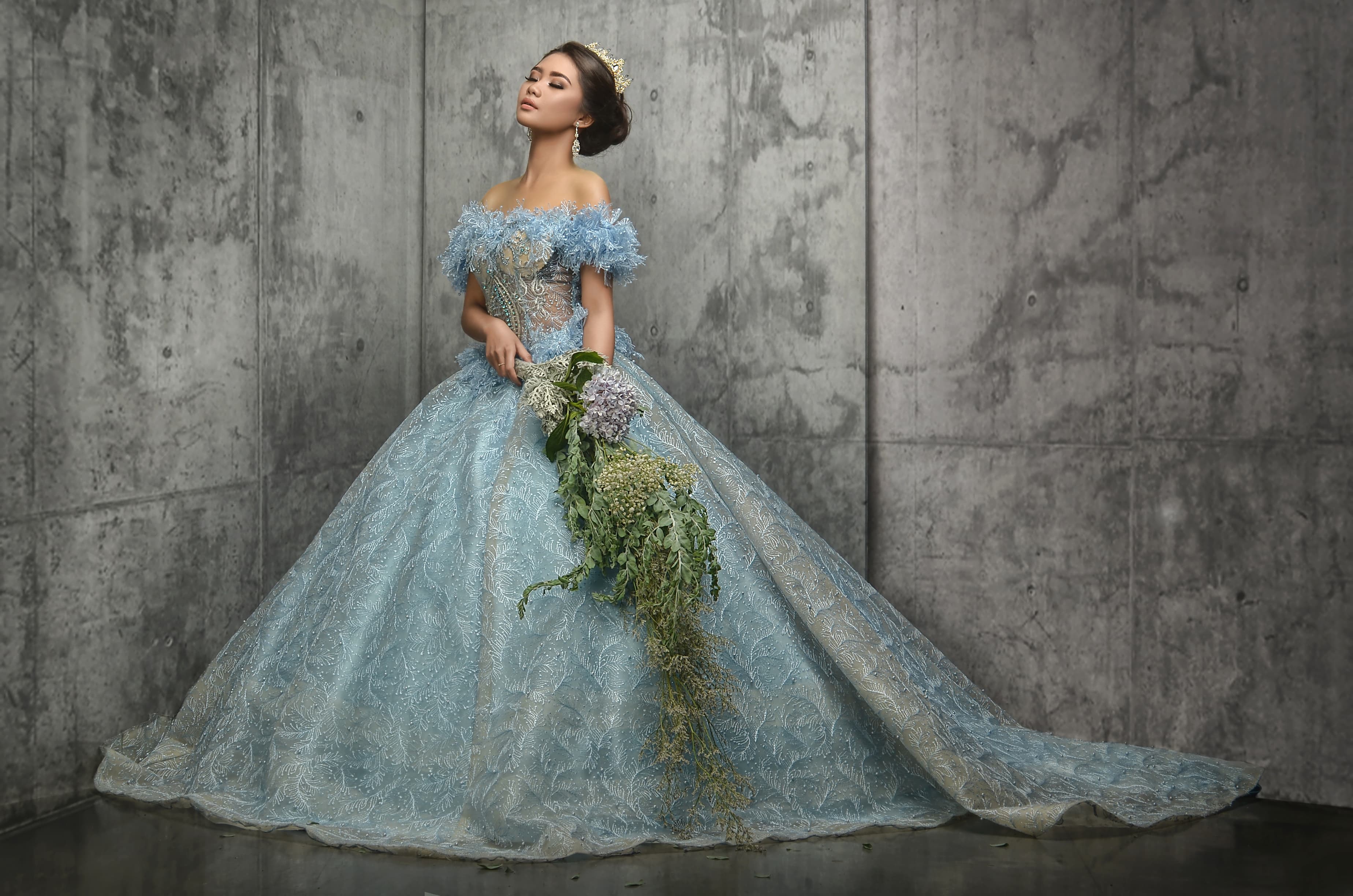 Elegant bride in YanAri dress 4