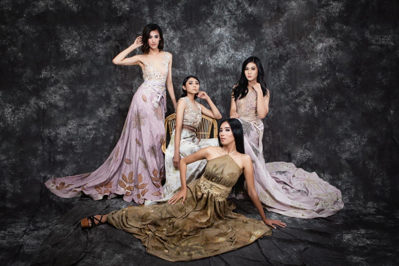 Elegant bride in YanAri dress 5